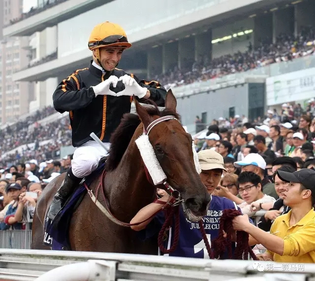 莫雷拉伙拍“步步友”胜出女皇银禧纪念杯后难掩心中喜悦。