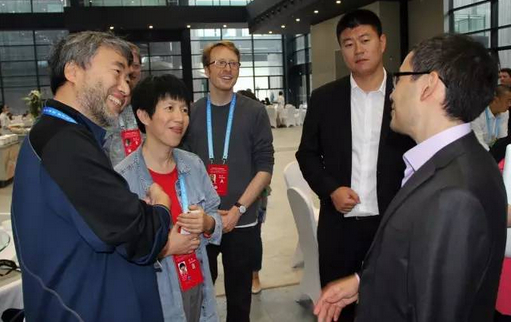 与DeepMind CEO 德米斯·哈萨比斯交流。