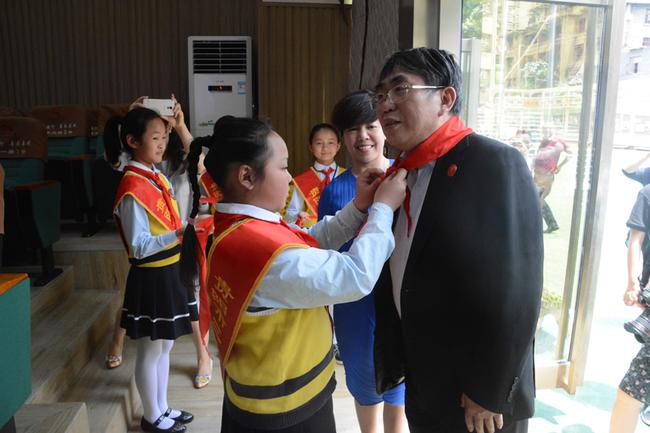 给聂卫平系红领巾