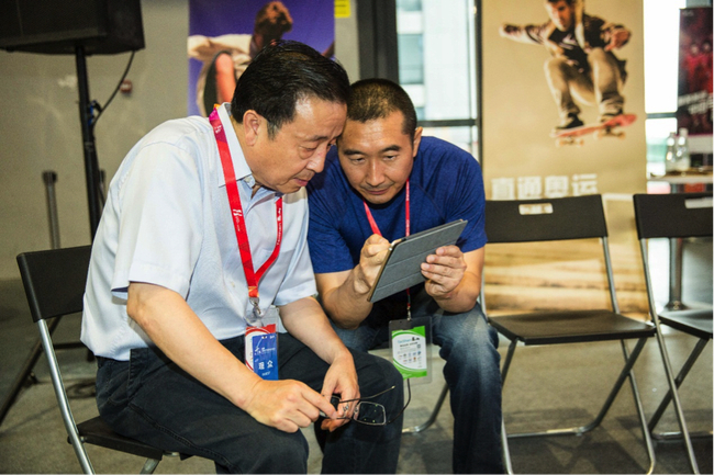 展示自主研发的电子评分系统