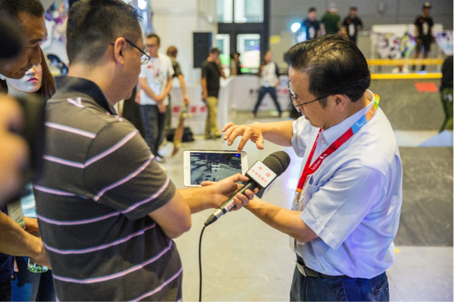 国家体育总局社体中心主任范广升先生向央视记者展示中国自主研发的滑板电子评分系统