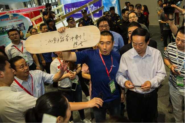 冠奥宝德体育董事长蔡永军先生向各位展示题词滑板