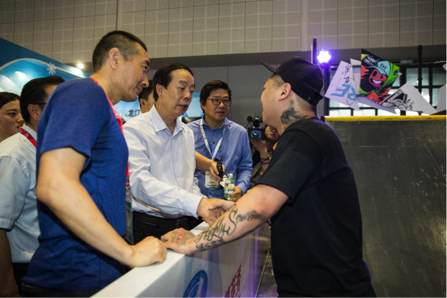 赵勇副局长与滑手亲切交流