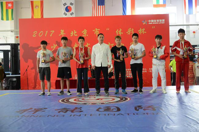 捍能国际文化（北京）有限公司董事长胡晋领为选手颁奖