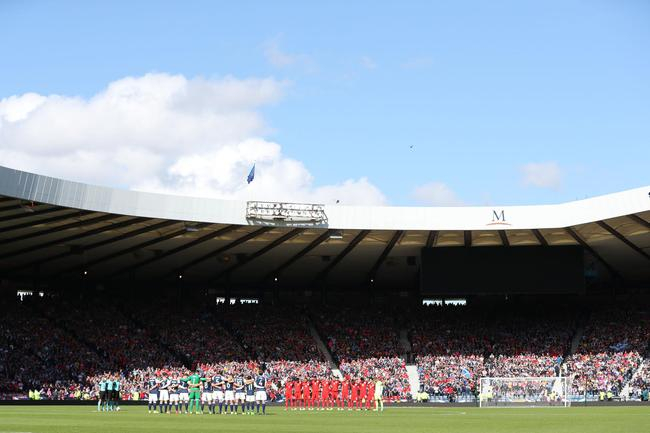 赛前为曼彻斯特和伦敦恐怖袭击案遇难者默哀