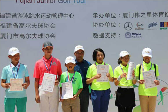 C组冠亚季军与颁奖嘉宾厦门伟之星体育推广有限公司董事长吴伟煌先生