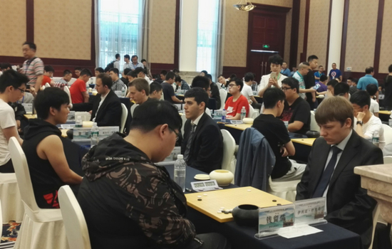 右一为俄罗斯棋手伊利亚·什克辛初段