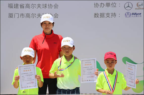 E组冠亚季军与颁奖嘉宾福建省游泳跳水运动管理中心竞训科长林芝女士