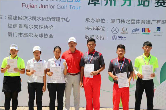 A组冠亚季军获奖选手与颁奖嘉宾福建省游泳跳水运动管理中心副主任董家升先生