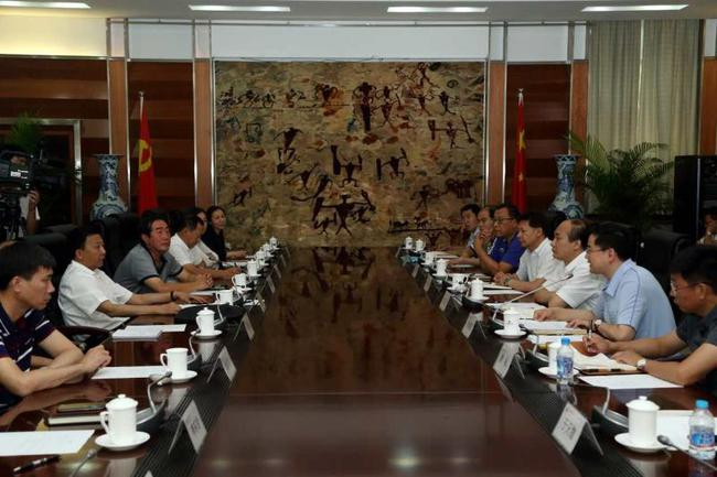中国冰球协会在北京体育大学召开了协会负责人调整会议