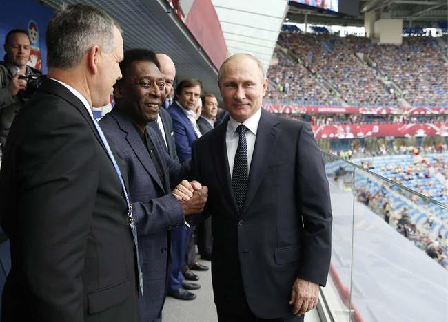 普京与贝利握手