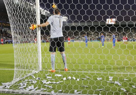 意大利U21比赛，球迷对唐纳鲁马撒假钞