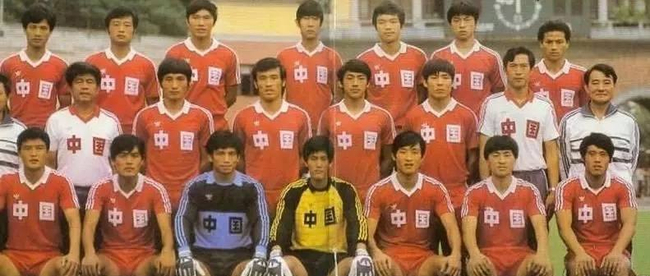 梅州足球名宿曾雪麟（二排左二）曾担任国家队主帅