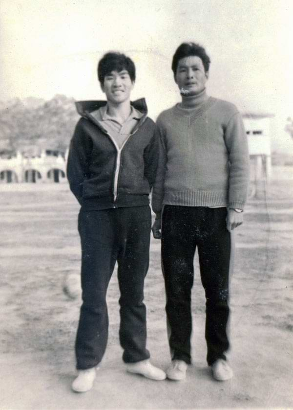 容志行（右）下基层指导青训工作