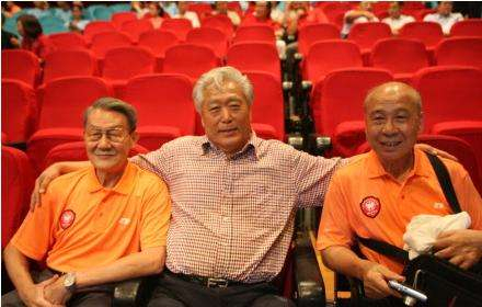 　　前国家队主帅高丰文与杨霏荪（左）程洪森（右）的合影 程洪森：右边锋。1956年进入广州队，是上世纪50-60年代广东队主力，1960年助广东队拿到全国亚军，后入选国家队。他与杨菲荪一起，被当时的球迷并称为“双翼齐飞”，是广东足球“南派”打法雏形的代表之一。