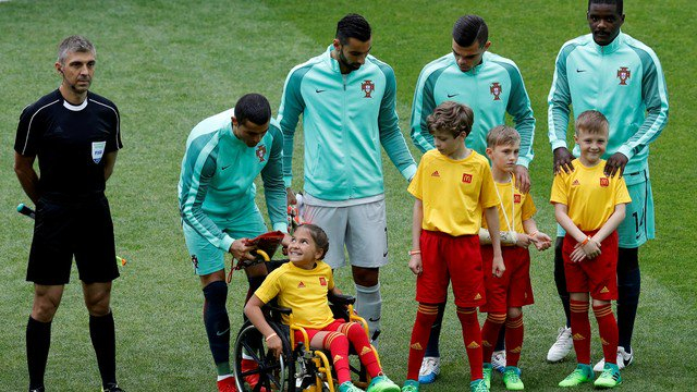 C罗低头同小女孩交流