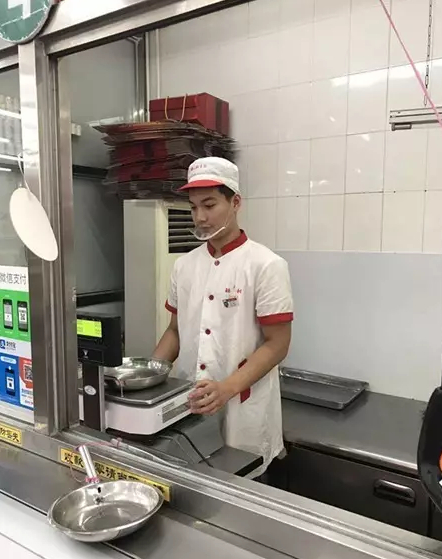 王光亮平时是稻香村的一名营业员