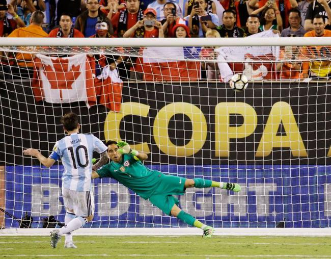 梅西去年第一轮没能罚进，没带来1-0的优势