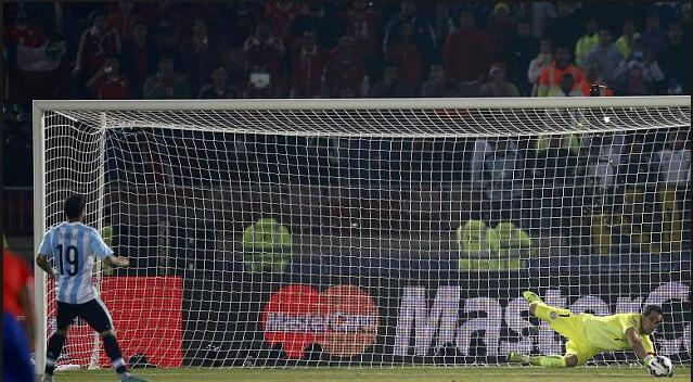 梅西先罚命中，之后的巴内加却没罚进