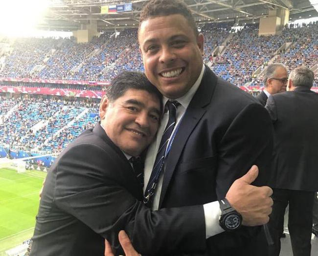 马拉多纳与罗纳尔多拥抱