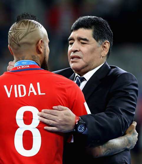 马拉多纳安慰失落的比达尔