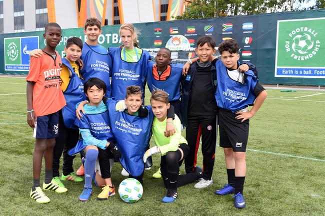 参加活动的小球员们