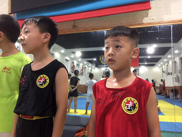 6岁小朋友认真听课