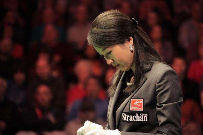 诸瑛擦拭比赛用球