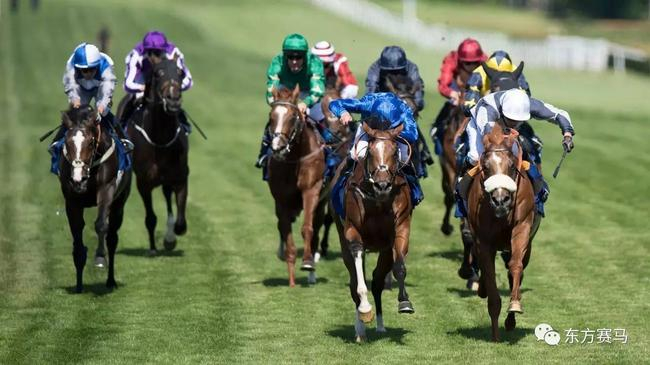 ‘当代名著’（右一）