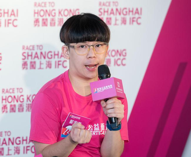 　　2016“新地公益垂直跑 - 勇闯香港ICC”“满Fun体验21”的参加者邝家豪患有小脑萎缩症，他到场分享参赛感受，并呼吁公众一同运动行善