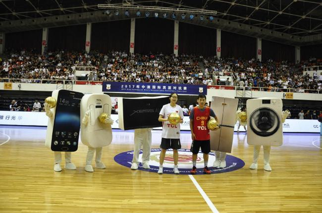 中国男篮主赞助商与球迷现场激情互动