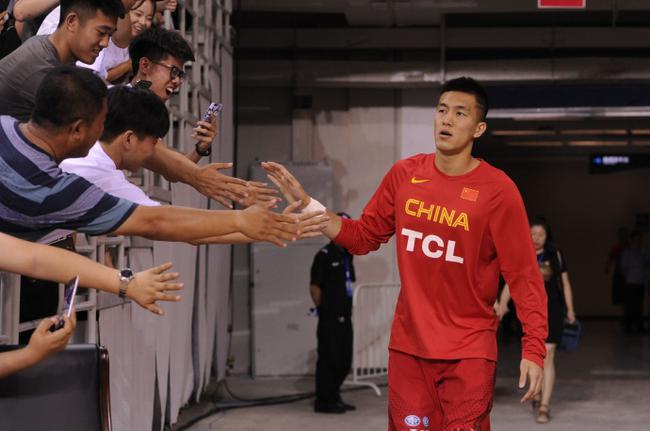 郭艾伦与球迷击掌