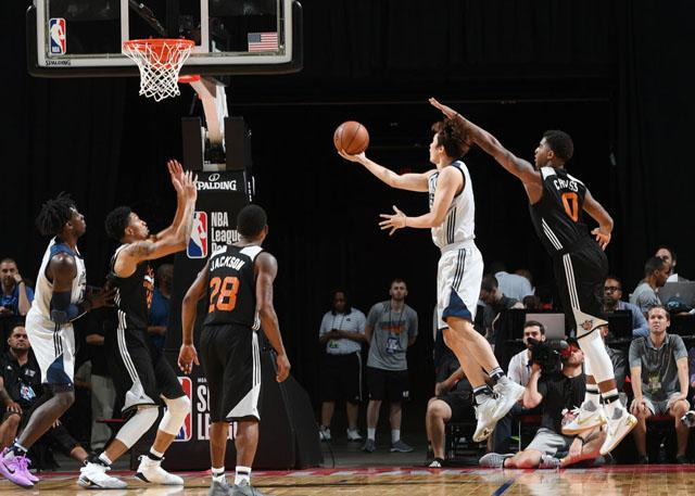 丁彦雨航今年在NBA夏季联赛表现抢眼，其中不乏助攻绝杀对手的妙笔