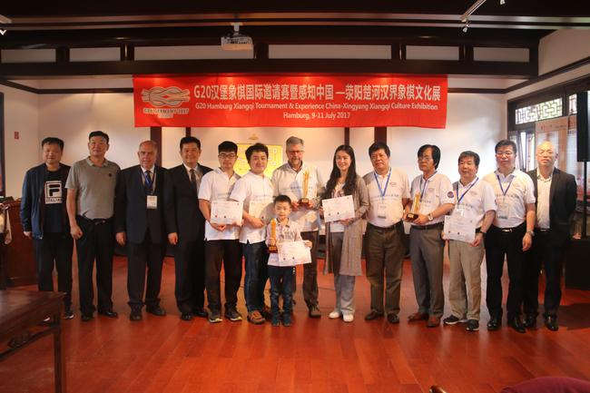 团体第二和第三名颁奖合影