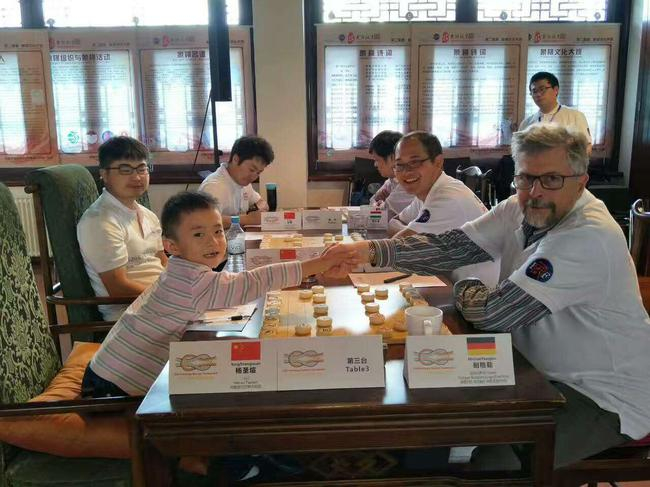 杨圣煊与德国老将握手开赛