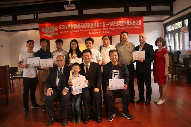 荥阳代表团合影留念