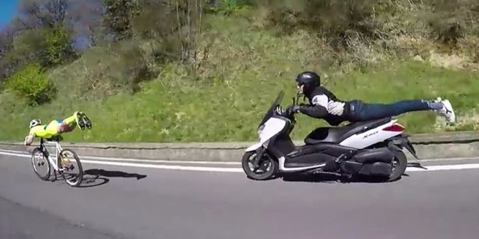 自行车手超人飞行姿势骑行