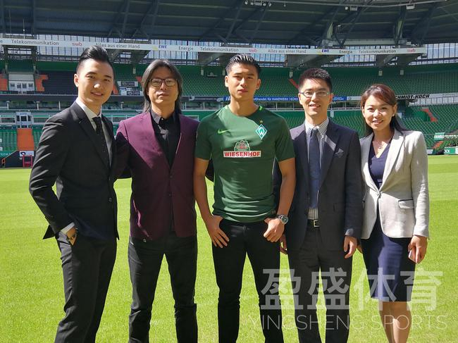 张玉宁和盈盛体育团队合影