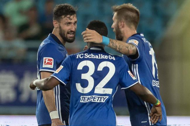 沙尔克队员庆祝进球