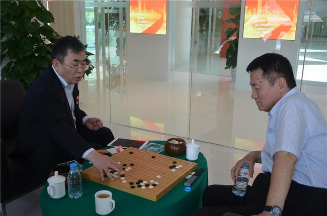 聂卫平和林海峰关注比赛进程
