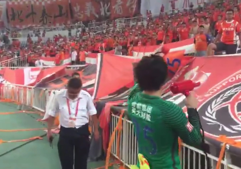 王大雷赛后致谢球迷