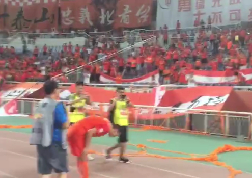 李松益向球迷鞠躬