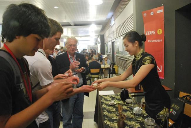 　　欧洲围棋大会赛场边上的竹叶青茶艺表演，茶文化欧洲人也非常感兴趣，一边下棋一边喝茶这个配置看来不光是东方人喜欢。