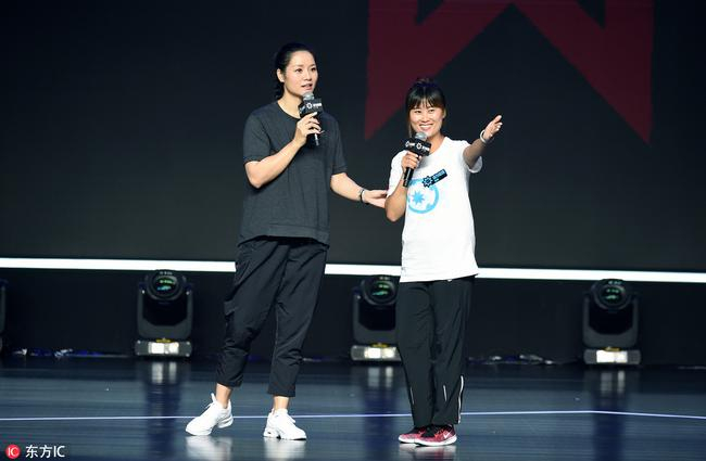 李娜与体育教师交流