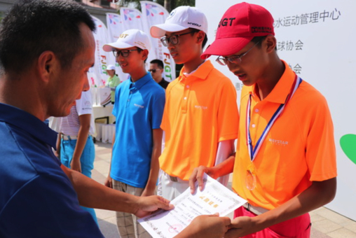 伟之星体育董事长/中国男子职“三冠王”吴伟煌为B组选手颁奖。邵普煜经过一周在吴伟煌学院举办的夏令营中训练，球技和打球策略都得到很大提升，并保持在学院的持续练习，赛前在教练指导下进行充分的准备，明显效果体现在大比分优势赢下冠军，顺理成章。接连夺冠都由吴伟煌院长给自己颁奖，邵普煜非常开心。