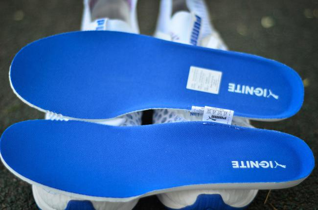 模压鞋垫，舒适贴合。