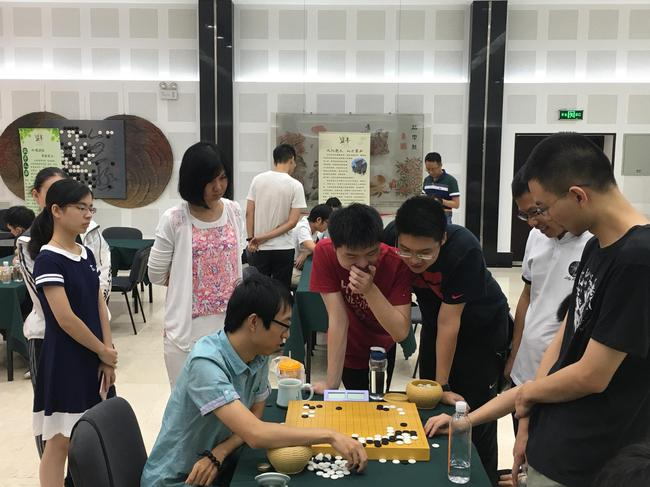 众棋手探讨角部变化