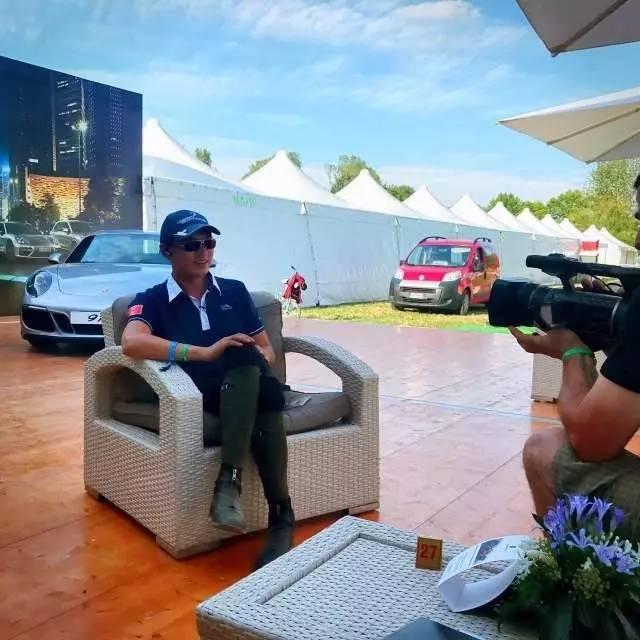 中国代表团接受欧洲媒体采访