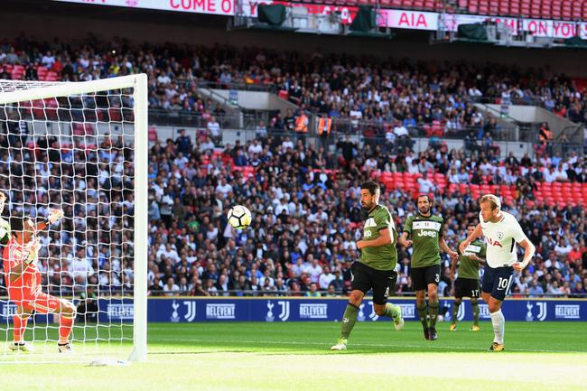 凯恩头球破门瞬间