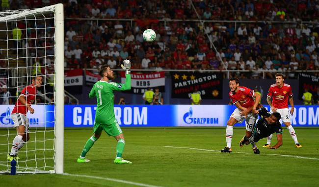 卡塞米罗头球中楣